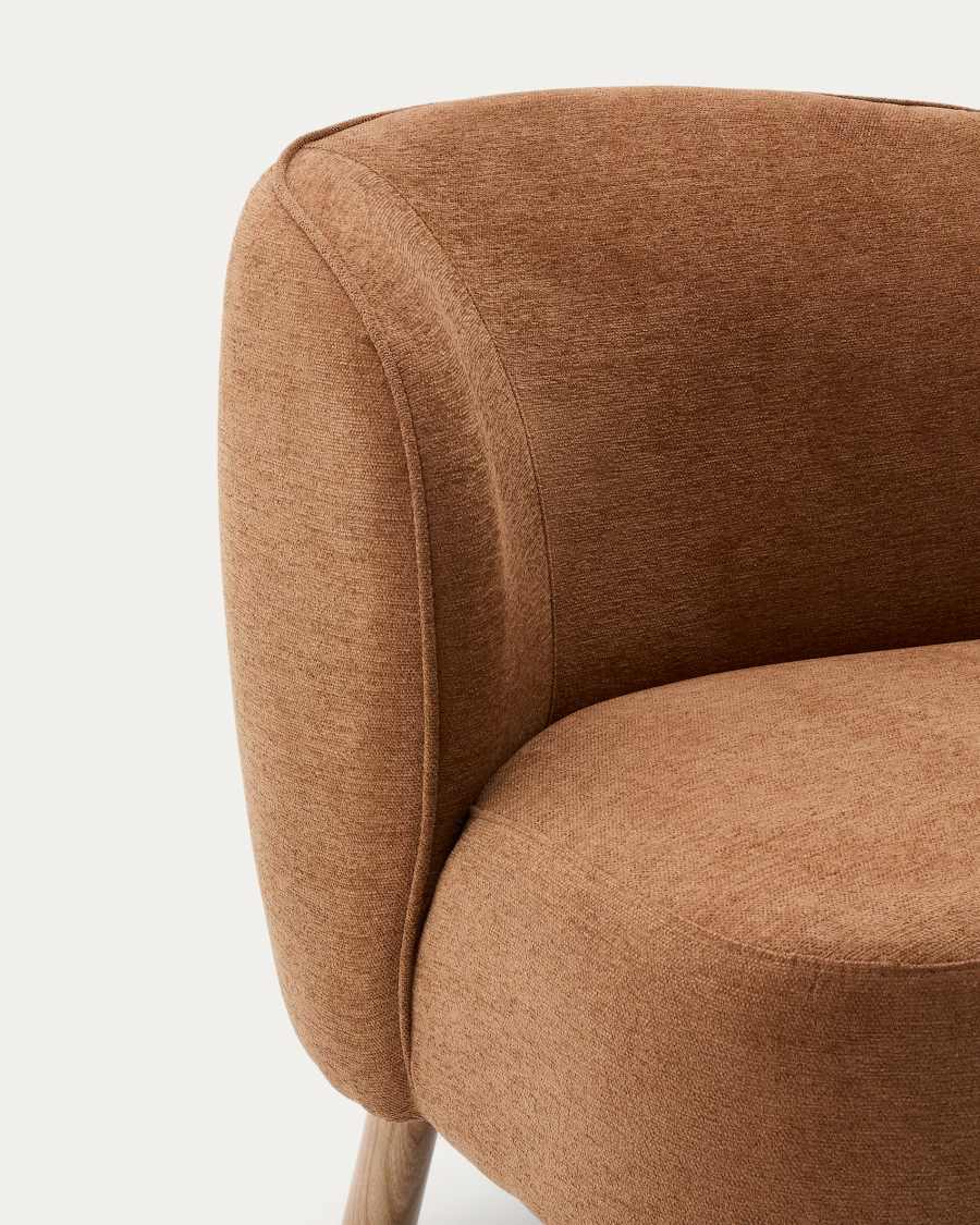 Butaca Ulit de xenilla terracota i potes de fusta massissa faig acabat natural