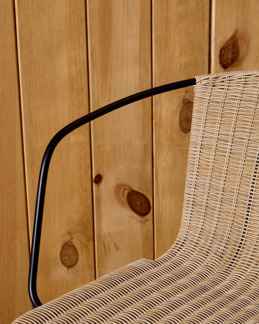 Stapelbarer Stuhl Eltiera aus synthetischem Rattan mit Struktur und Armlehnen aus schwarzem Stahl