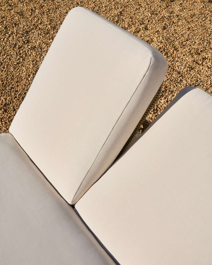 Meria double sun lounger in synthetic rattan with FSC 100% solid acacia wood legs