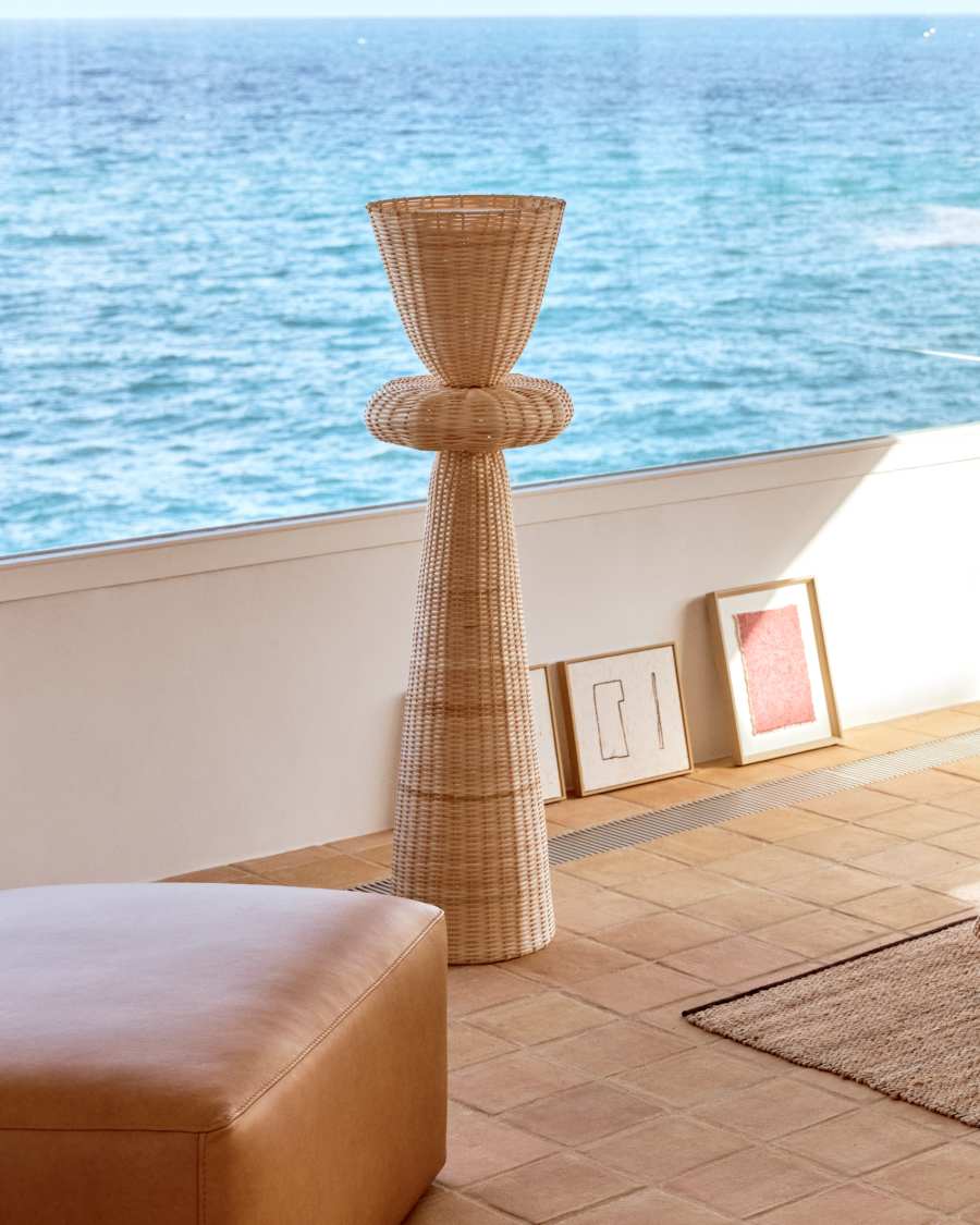 Επιδαπέδιο φωτιστικό Neuda από ρατάν με διαφανές φινίρισμα προσαρμογέας UK