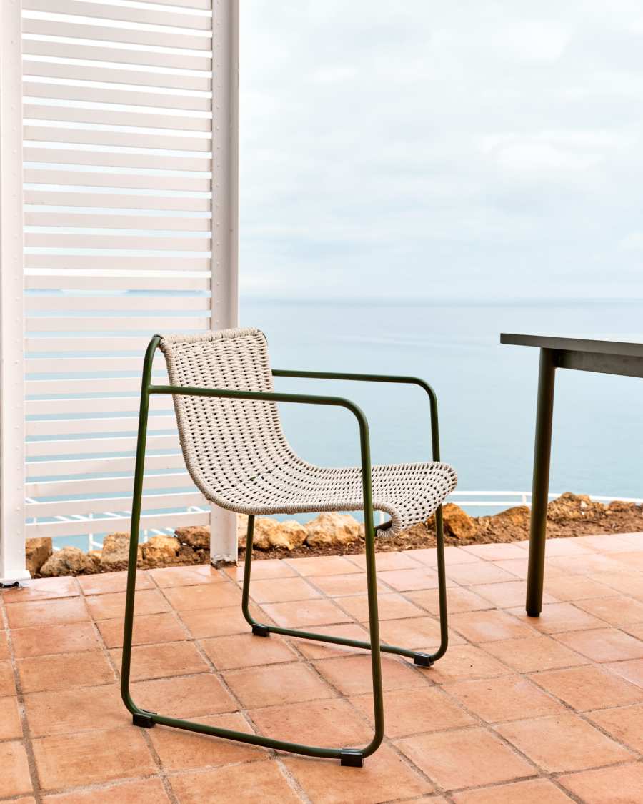 Stuhl Maurina aus grün verzinktem Stahl mit écrufarbenem und grauem Seil