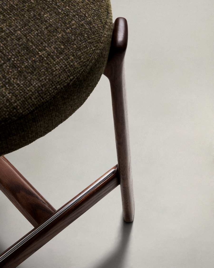 Hocker Granite aus grüner Chenille und massivem Eschenholz mit walnussholzfarbenem Finish, FSC 100%, 65 cm