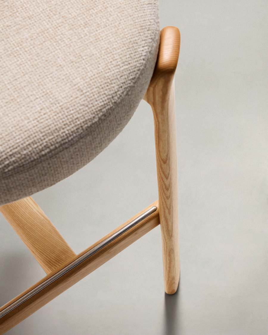 Hocker Granite aus beigefarbener Chenille und massivem Eschenholz mit naturfarbenem Finish, FSC 100%, 75 cm