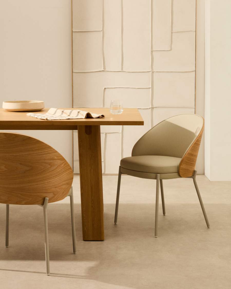 Cadira Eamy de pell sintètica beix, xapada en freixe amb acabat natural i metall beix