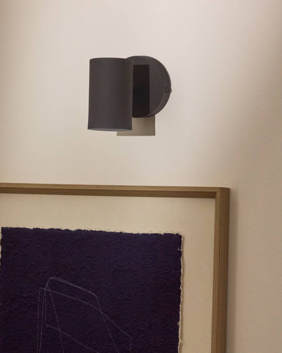 Φωτιστικό τοίχου Manie από μέταλλο με μαύρο φινίρισμα με εφέ χυτοσιδήρου