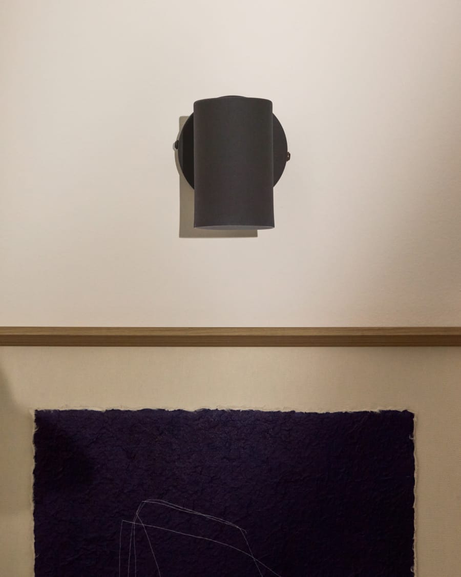 Φωτιστικό τοίχου Manie από μέταλλο με μαύρο φινίρισμα με εφέ χυτοσιδήρου