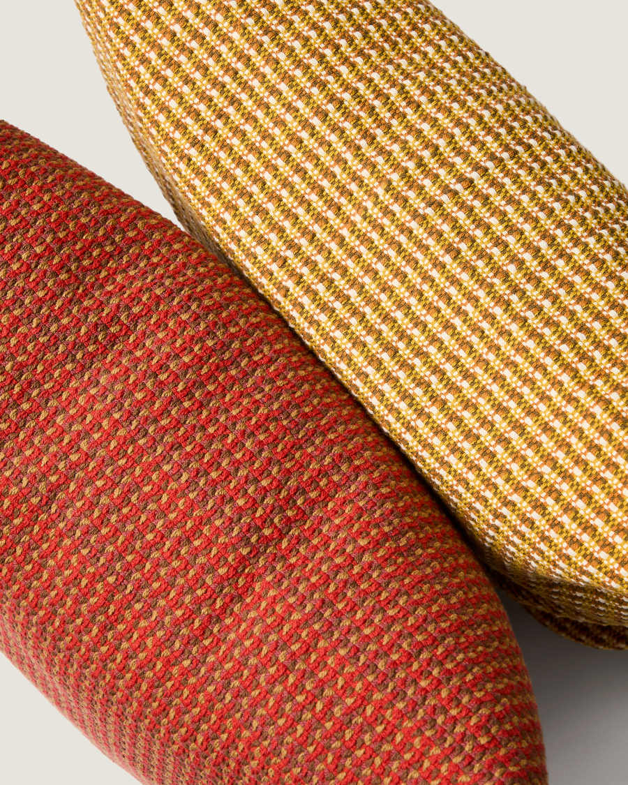 Nuval cushion cover in red structured fabric 50 x 50 cm