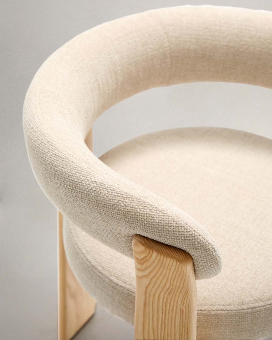 Stuhl Granite mit drei Beinen, schwer entflammbar, beige Chenille, massives Eschenholz, naturfarbenes Finish, FSC 100 %