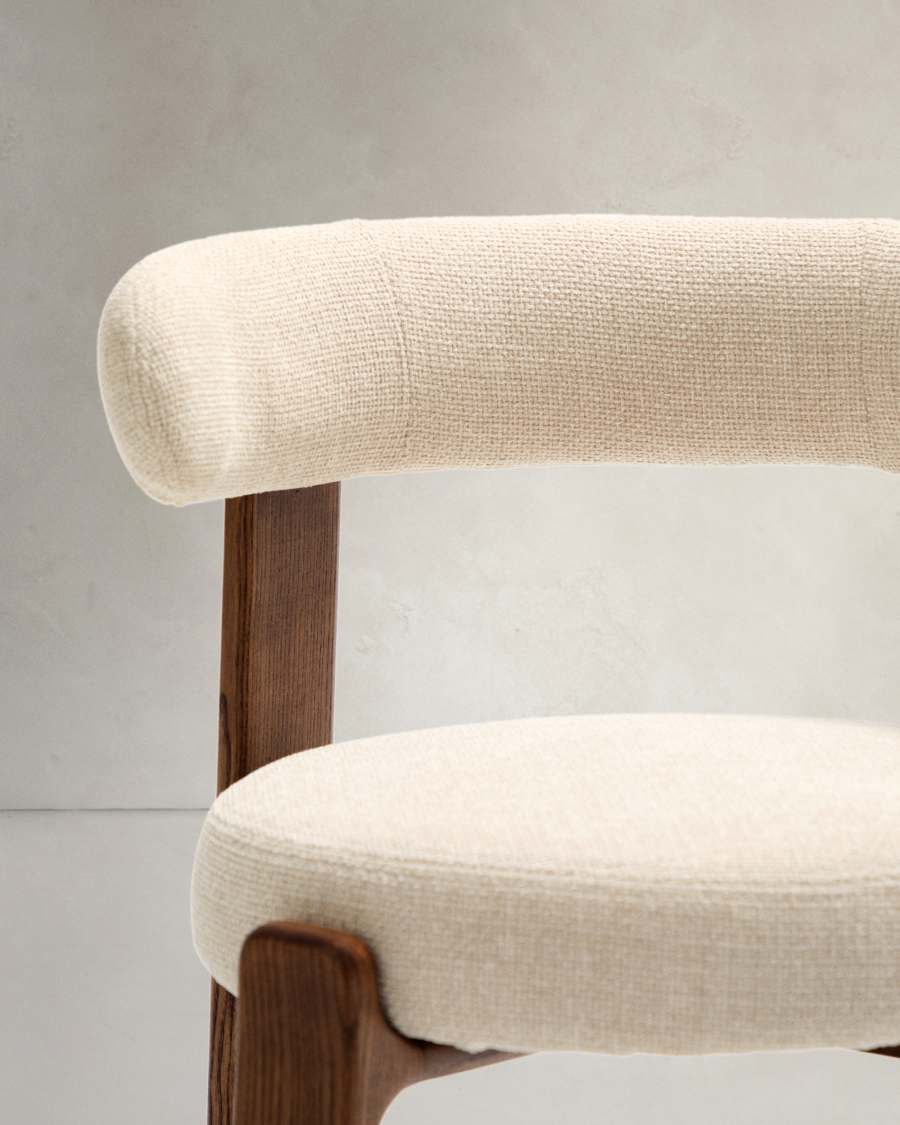 Cadira Granite retardant de foc xenilla beix i fusta massissa de freixe amb acabat to noguera FSC 100%