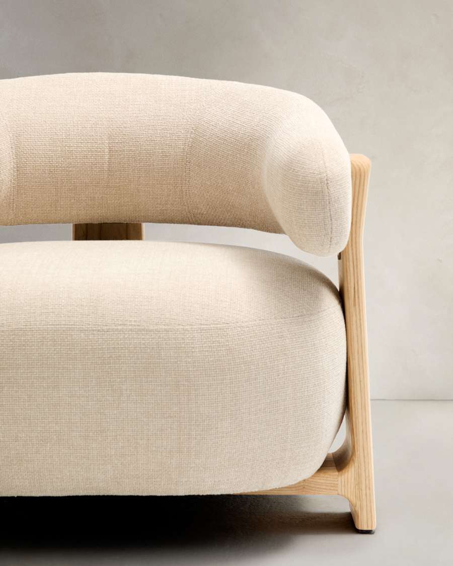 Butaca Granite retardante de fuego chenilla beige y madera maciza de fresno con acabado tono natural FSC 100%