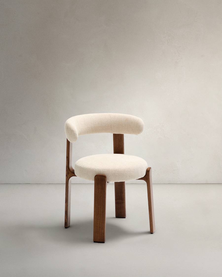 Cadira Granite retardant de foc xenilla beix i fusta massissa de freixe amb acabat to noguera FSC 100%