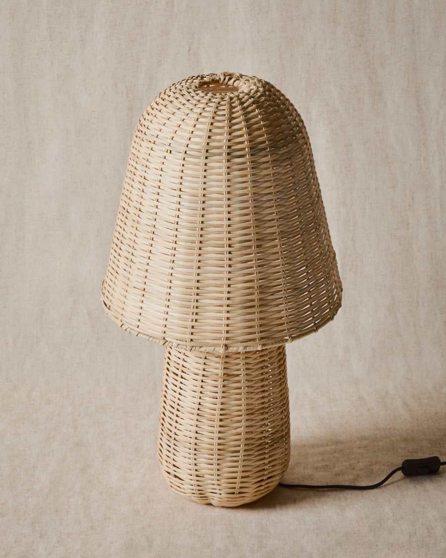 Tischlampe Neuda aus Rattan mit hellem Finish