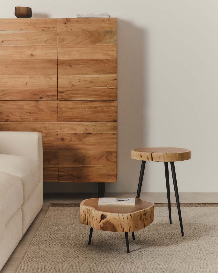 Tavolino da appoggio Tanive in legno massiccio di acacia con finitura sbiancata e gambe in acciaio nero Ø35 cm