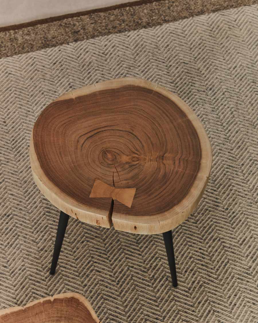 Tavolino da appoggio Tanive in legno massiccio di acacia con finitura sbiancata e gambe in acciaio nero Ø35 cm