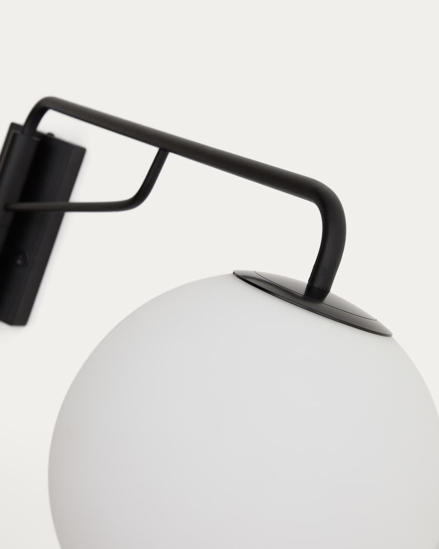 Eilo wandlamp van zwart staal en bol van gepolijst glas
