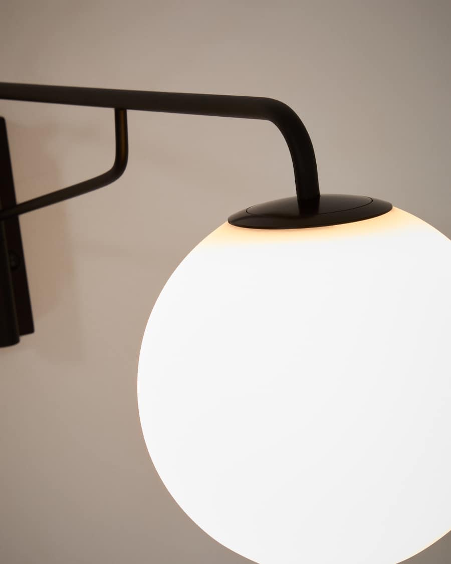 Eilo wandlamp van zwart staal en bol van gepolijst glas