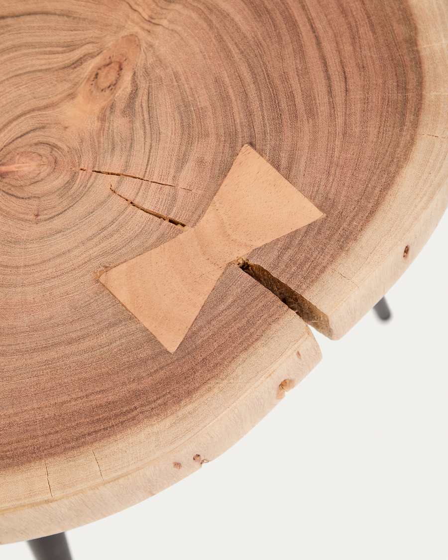 Tavolino da appoggio Tanive in legno massiccio di acacia con finitura sbiancata e gambe in acciaio nero Ø35 cm