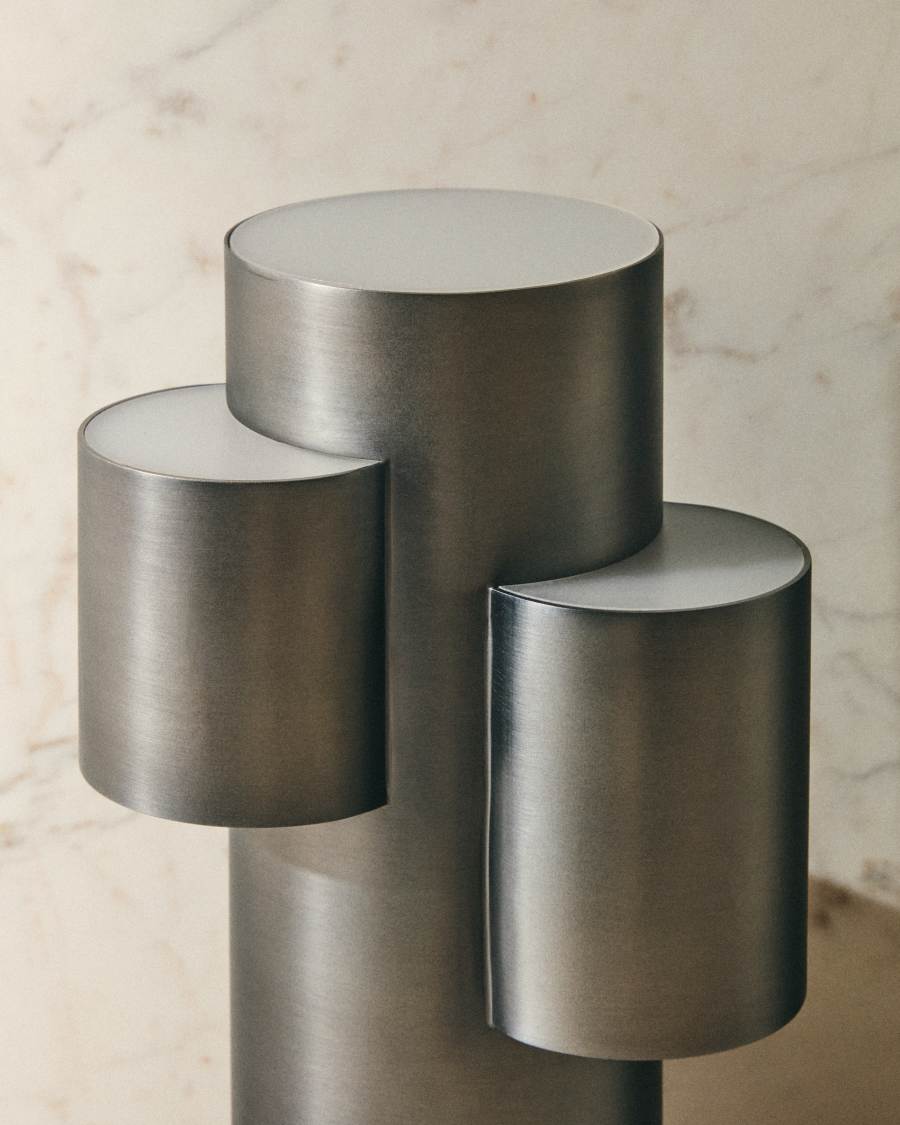 Tragbare LED-Tischlampe Adrina aus dunkelgrauem Metall mit gebürstetem Finish