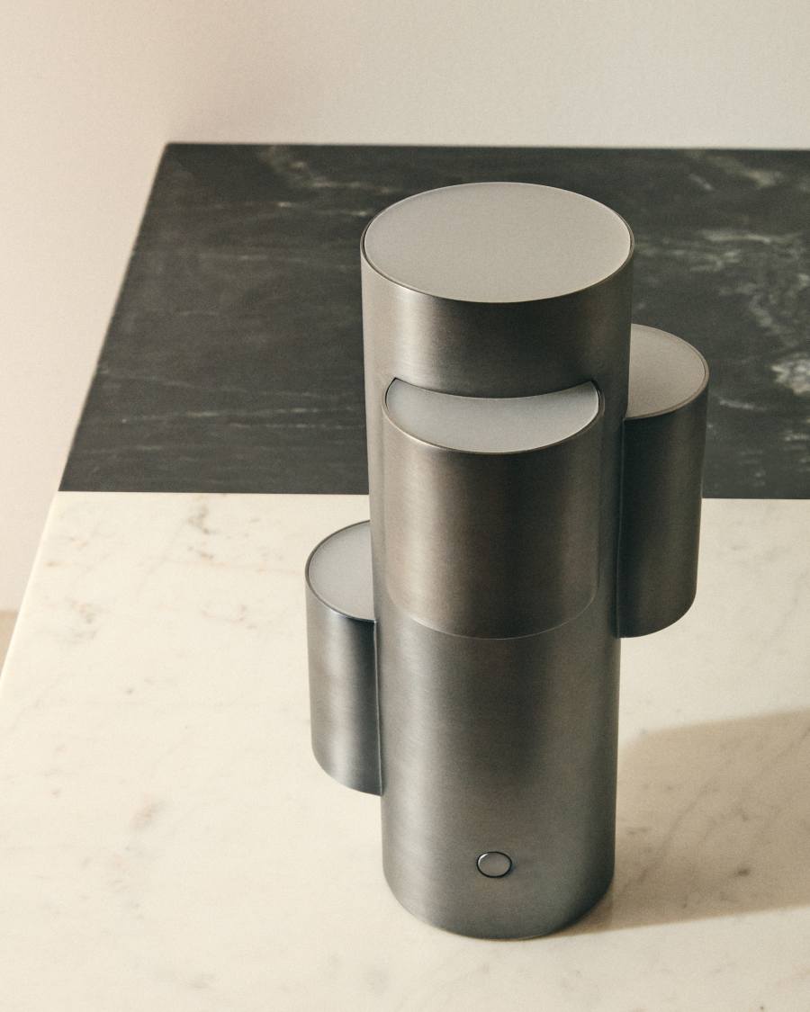 Tragbare LED-Tischlampe Adrina aus dunkelgrauem Metall mit gebürstetem Finish