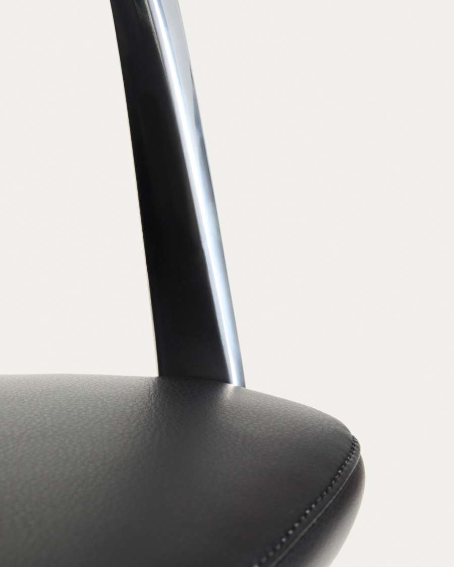 Chaise de bureau Nerlan en cuir synthétique noir et structure en aluminium