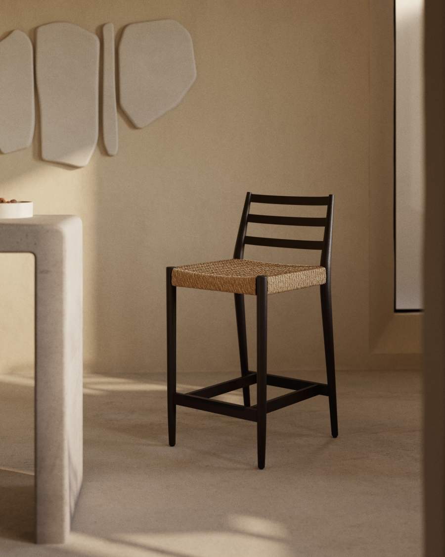 Sgabello Analy con schienale in legno massello di rovere con finitura in nero e seduta in corda da 65 cm FSC 100%