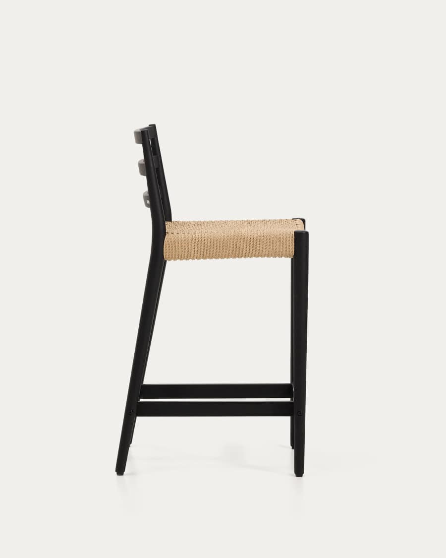 Sgabello Analy con schienale in legno massello di rovere con finitura in nero e seduta in corda da 65 cm FSC 100%