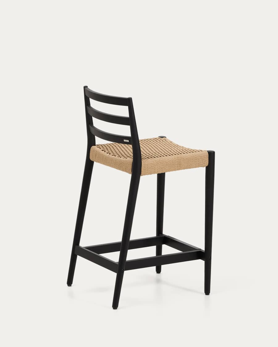 Sgabello Analy con schienale in legno massello di rovere con finitura in nero e seduta in corda da 65 cm FSC 100%