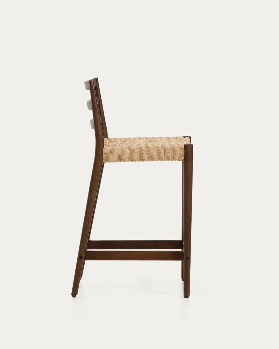 Sgabello Analy con schienale in legno massello di rovere con finitura noce e seduta in corda, 65 cm, FSC 100%