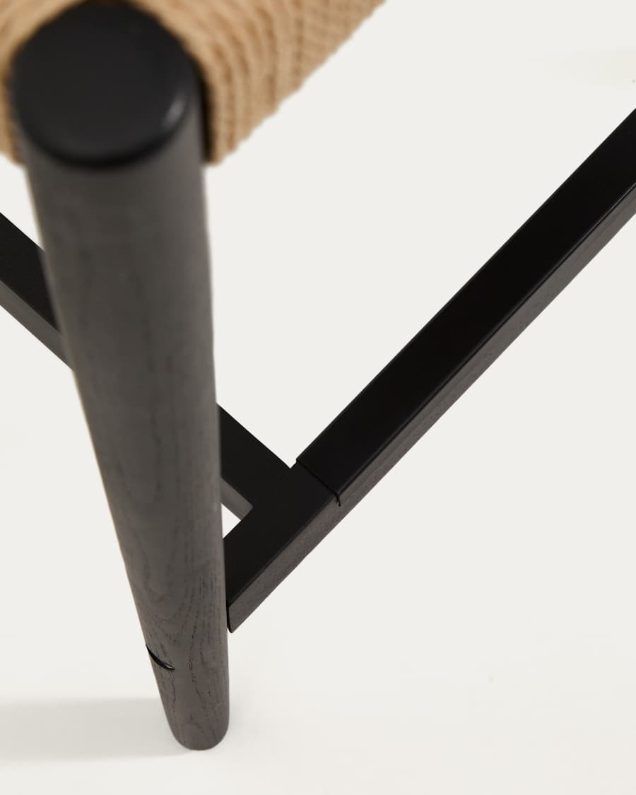 Sgabello Analy con schienale in legno massello di rovere con finitura in nero e seduta in corda da 65 cm FSC 100%