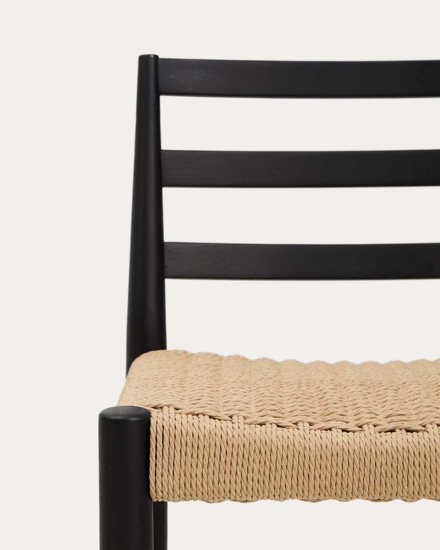Sgabello Analy con schienale in legno massello di rovere con finitura in nero e seduta in corda da 65 cm FSC 100%