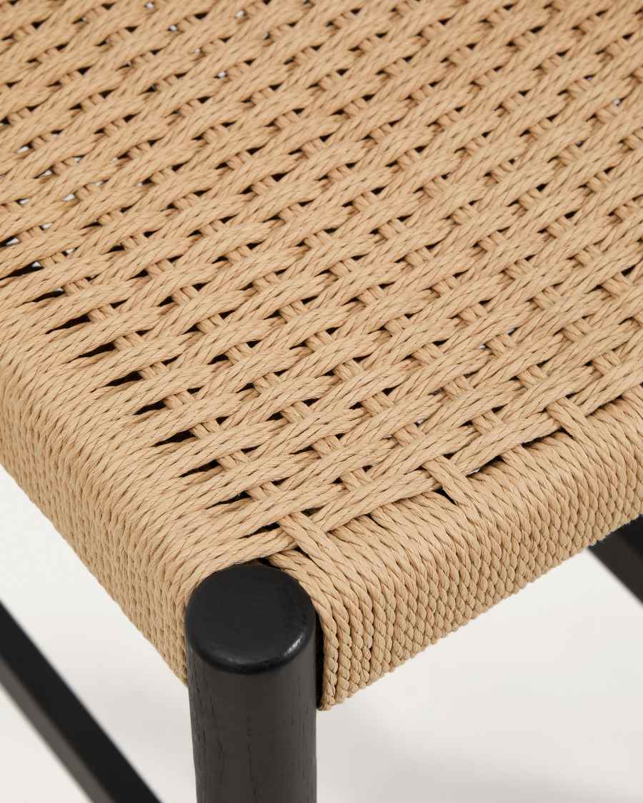 Sgabello Analy con schienale in legno massello di rovere con finitura in nero e seduta in corda da 65 cm FSC 100%