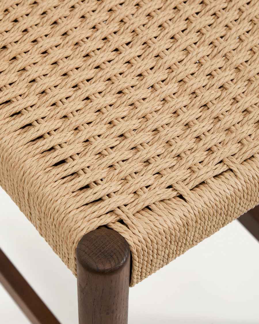 Sgabello Analy con schienale in legno massello di rovere con finitura noce e seduta in corda, 65 cm, FSC 100%