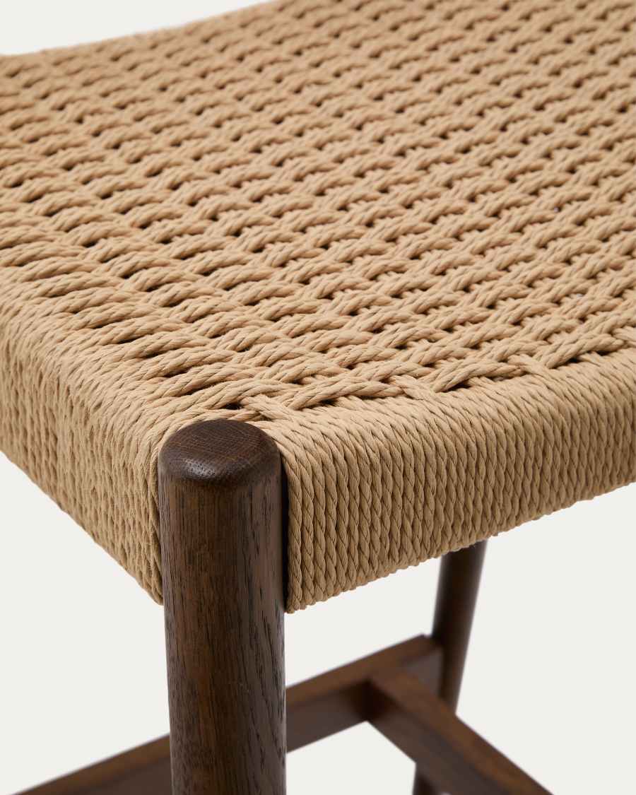 Sgabello Analy con schienale in legno massello di rovere con finitura in noce e seduta in corda da 70 cm FSC 100%