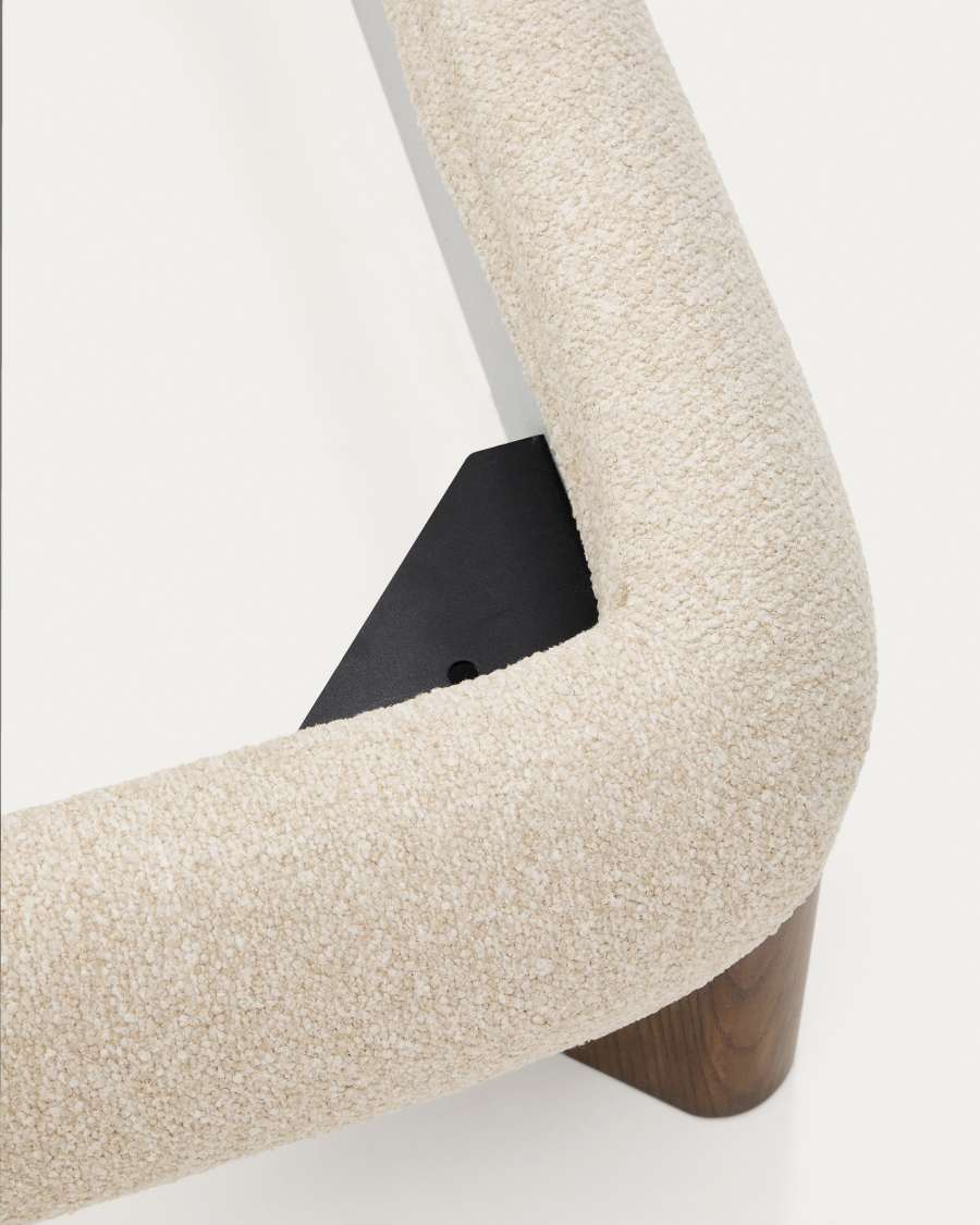 Llit desenfundable Odina bouclé cru i potes de fusta massissa de freixe amb acabat en to noguera per a matalàs de 180x200 cm