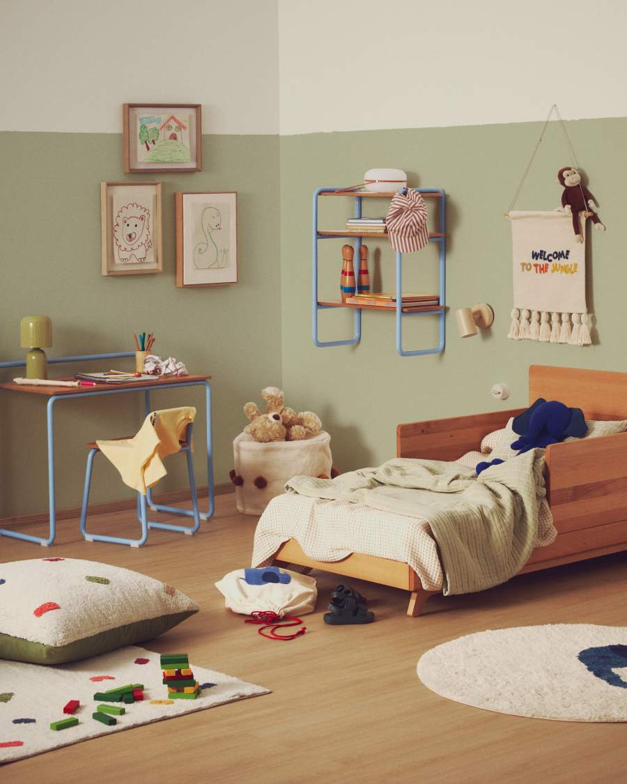 Stuhl Tinn aus Eschenfurnier und blauem Metallgestell.