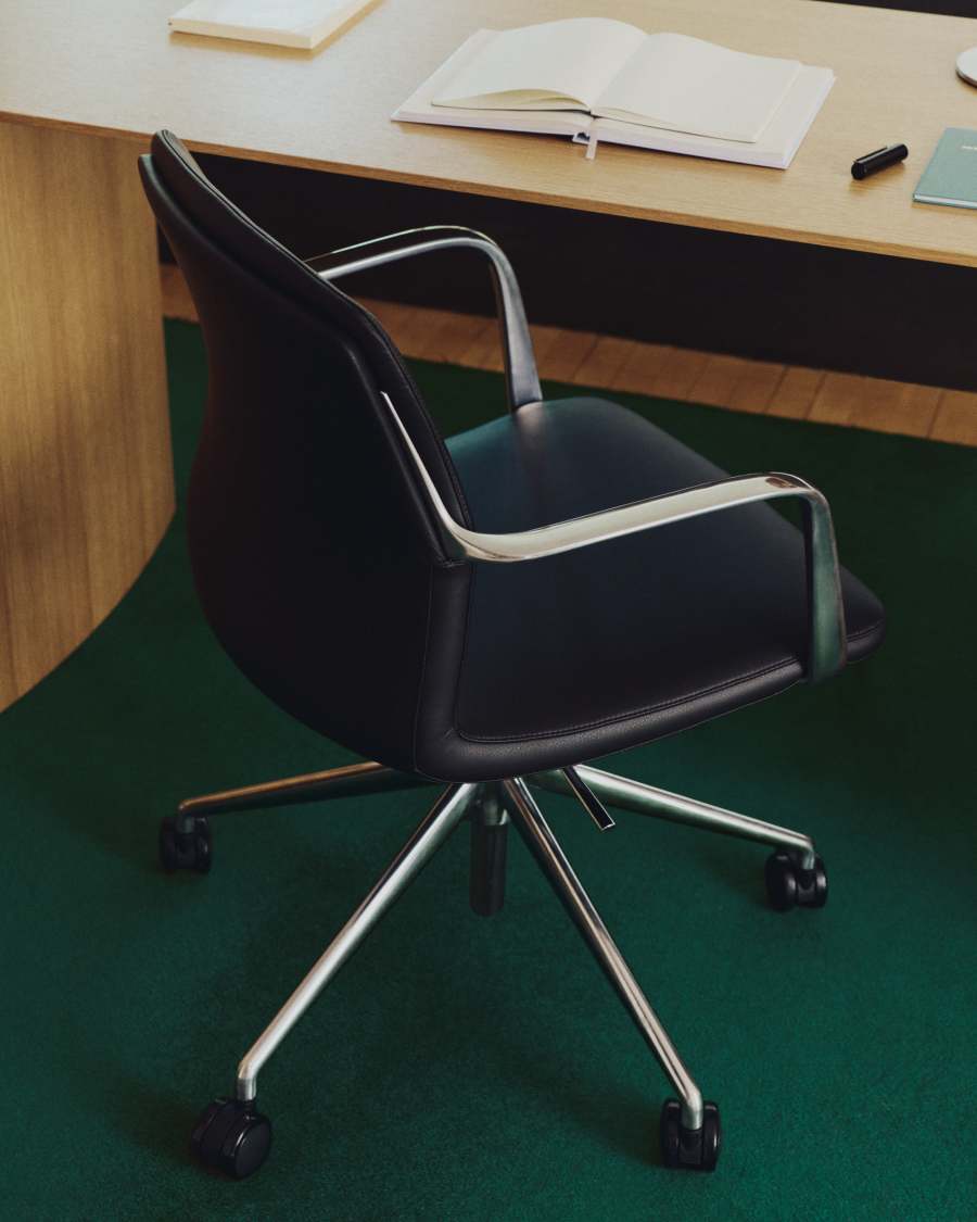 Chaise de bureau Nerlan en cuir synthétique noir et structure en aluminium