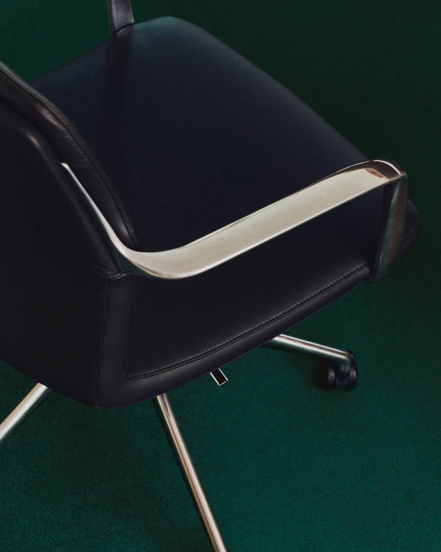 Chaise de bureau Nerlan en cuir synthétique noir et structure en aluminium