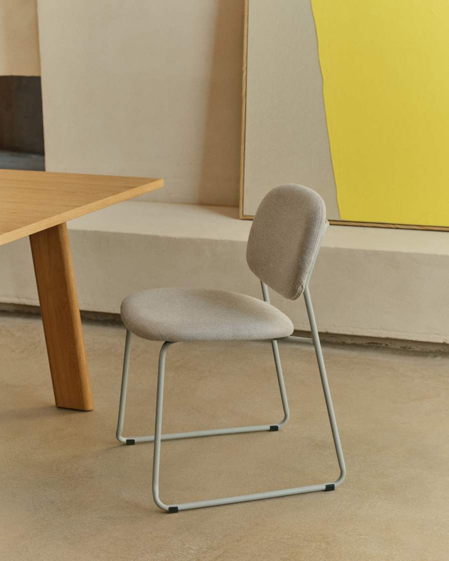 Sedia impilabile Meli in ciniglia beige e gambe in metallo beige FSC Mix Credit