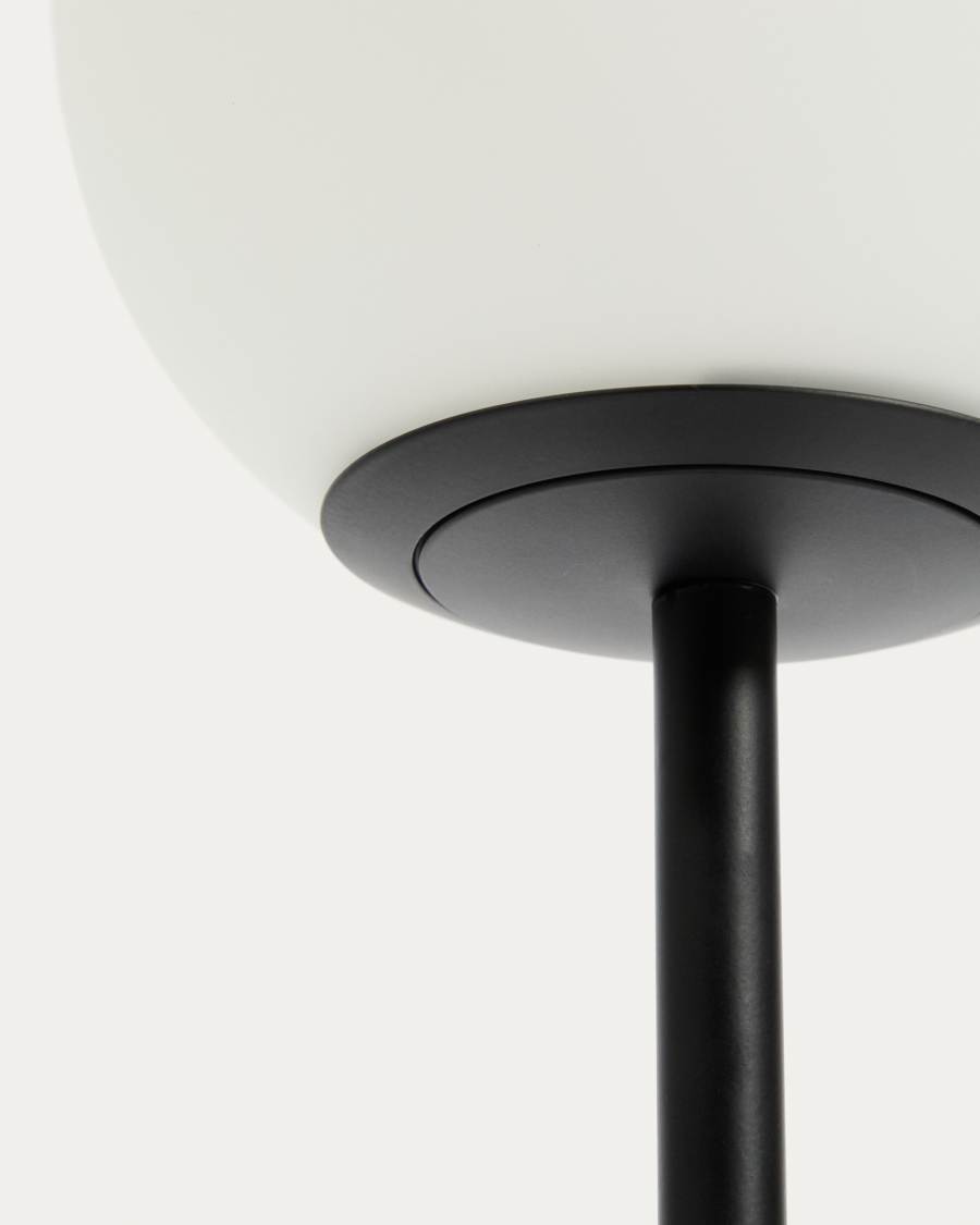 Tischlampe Brisia aus Metall mit schwarzem Finish und einer Glaskugel Ø15 cm