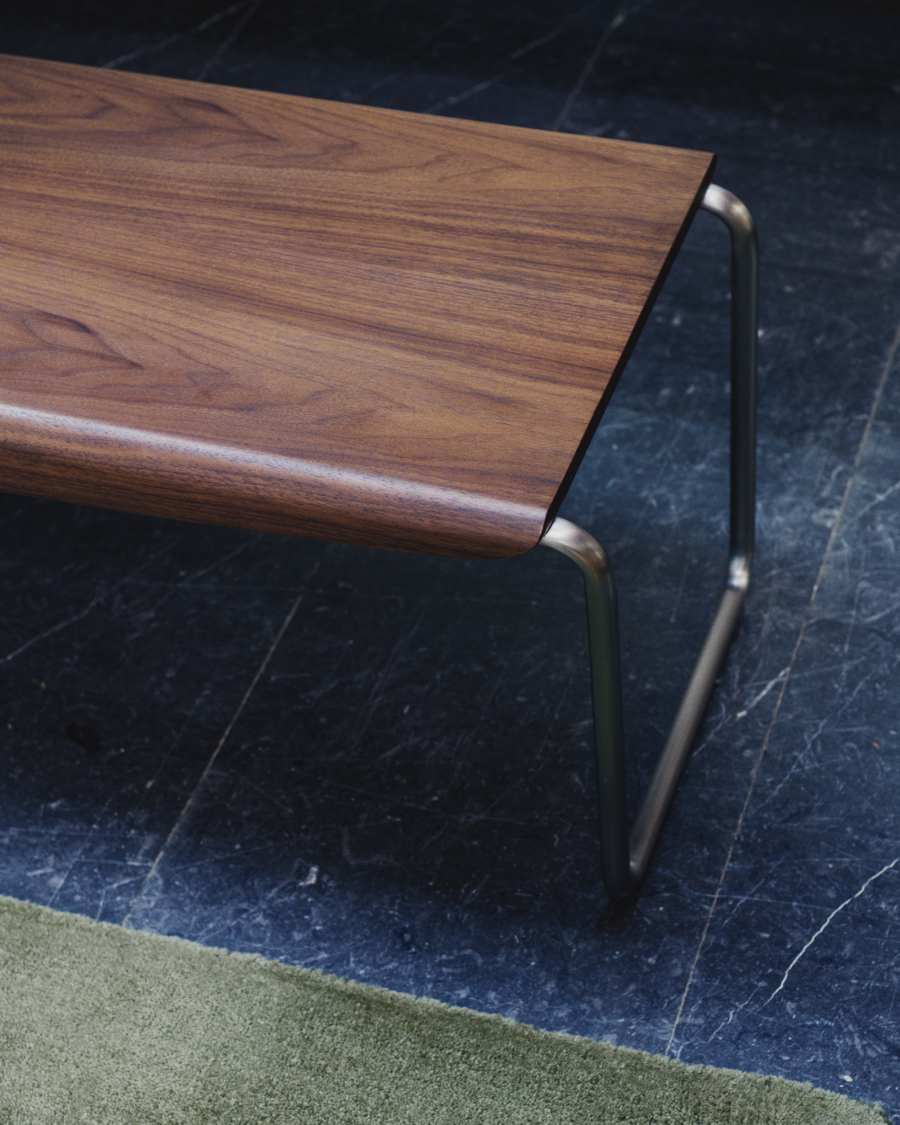 Bank Tarsel aus Nussbaumfurnier mit Gestell aus gebürstetem Edelstahl 142 cm