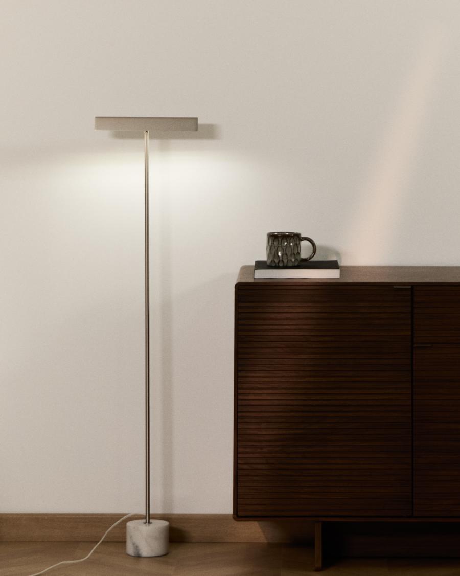 Stehlampe Lynor aus gebürstetem Stahl mit weißem Marmorsockel