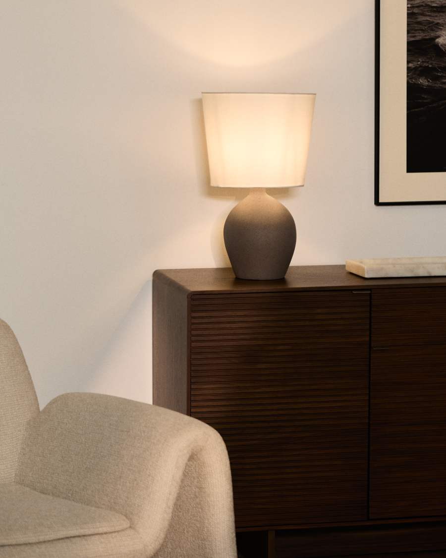 Viona middelgrote tafellamp met steeneffect en katoenen lampenkap