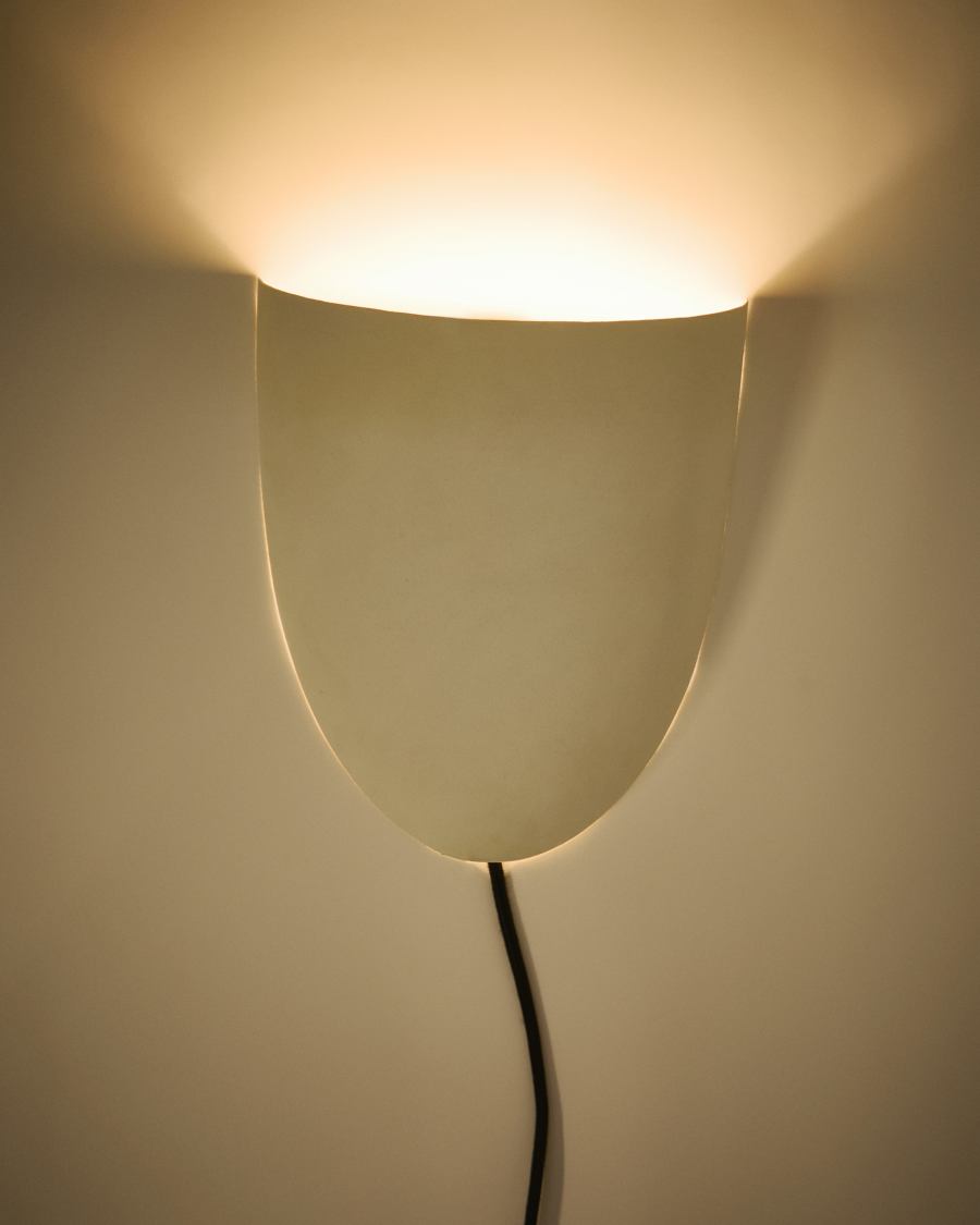 Nibla wall-mounted light fixture in white clay-effect metal
