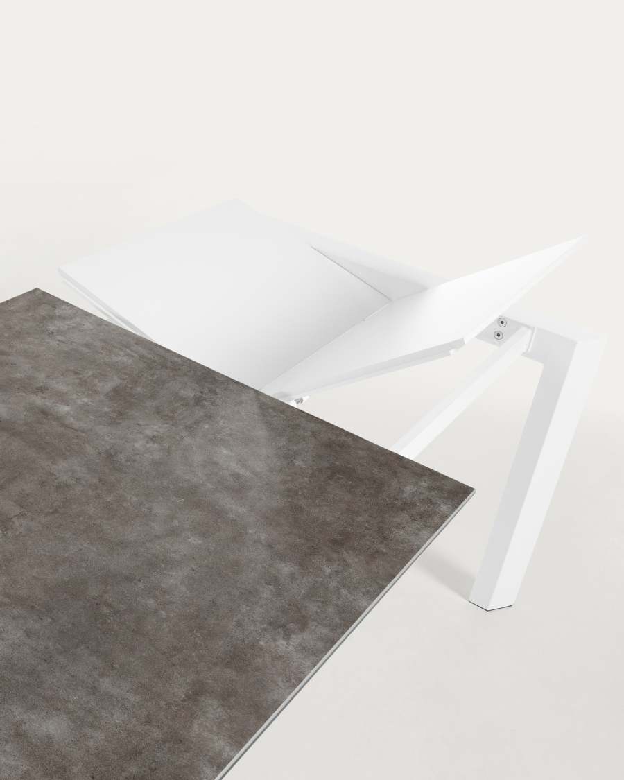 Tavolo allungabile Axis porcellanato Vulcano Ceniza e gambe acciaio bianche 140 (200) cm