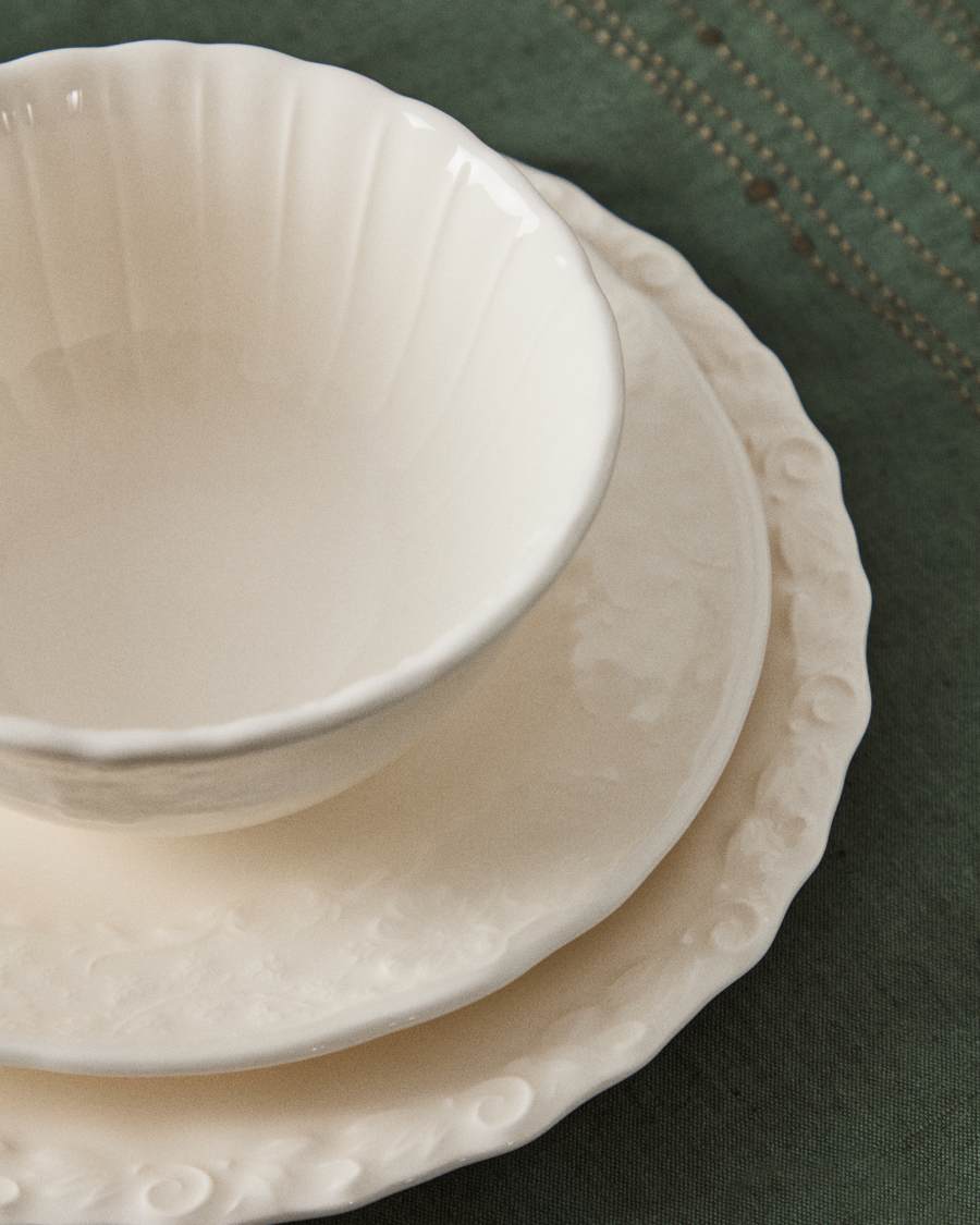 Piatto piano Varla in ceramica beige