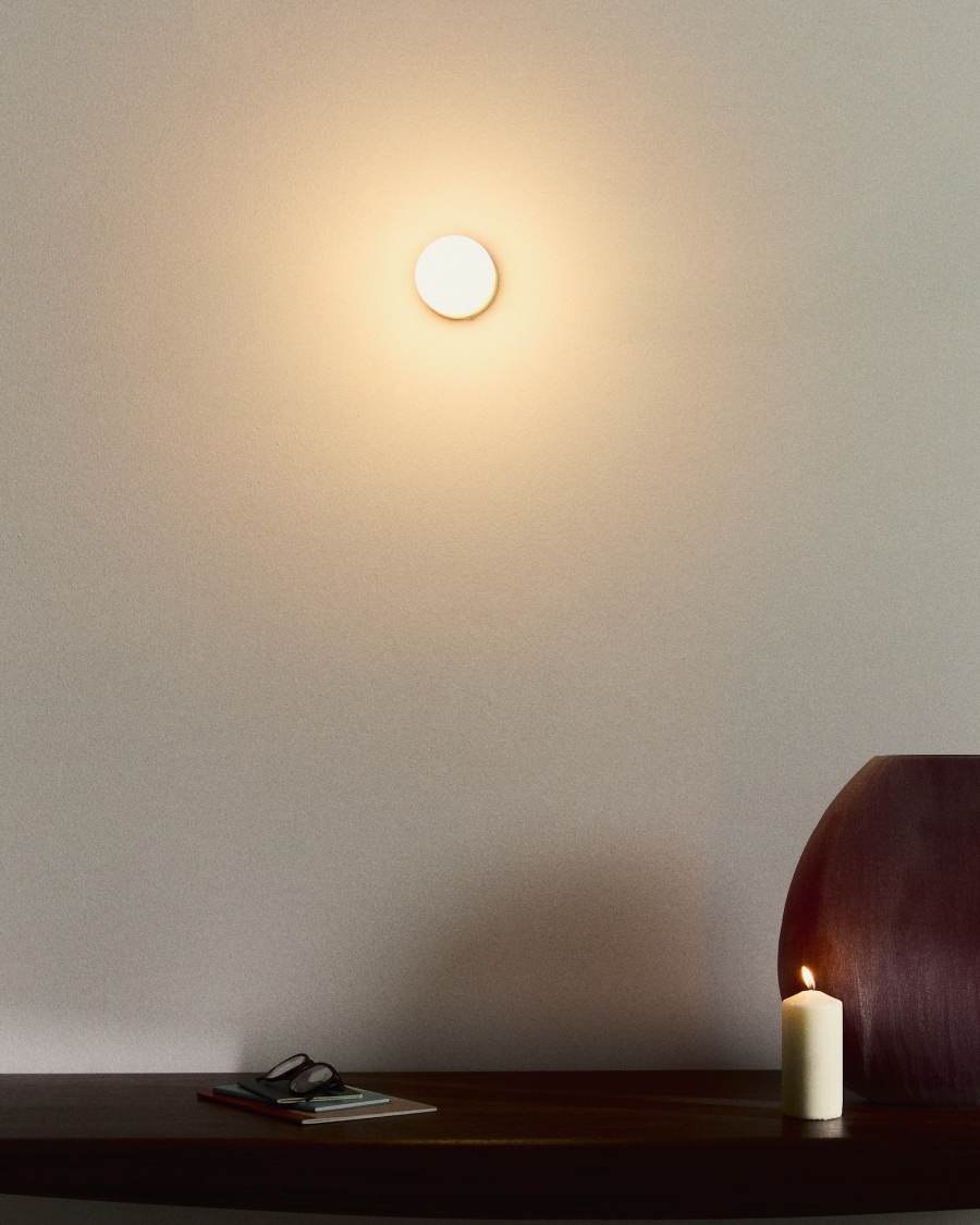 Brisia metal wall lamp with brushed brass finish and 1 frosted glass ball Ø8cm