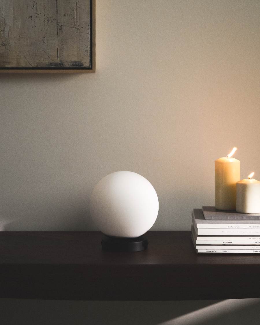 Brisia metal wall lamp with black finish and 1 frosted glass ball Ø15cm