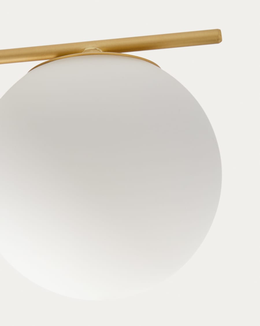 Llum de sostre Brisia de metall amb acabat de llautó raspallat i 4 boles de vidre glacejat de Ø15 cm