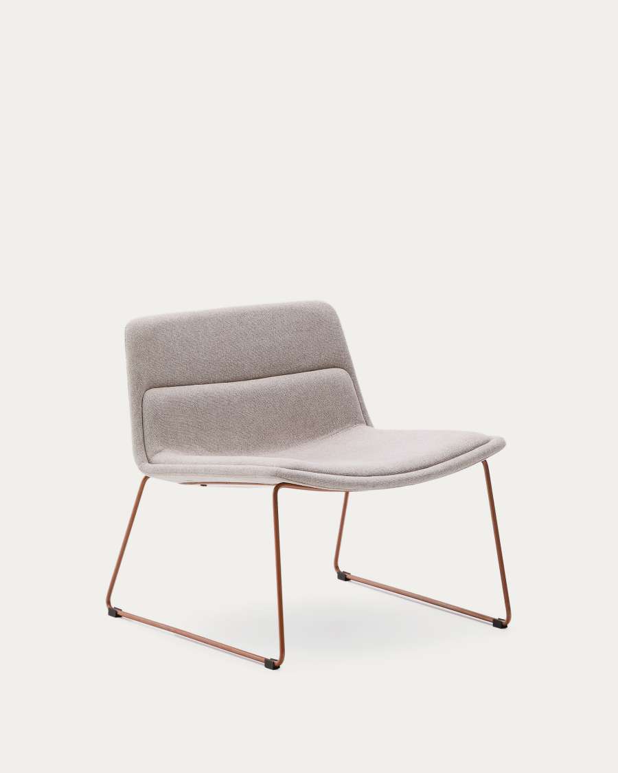 Poltrona Zahara beige con gambe in acciaio e finitura in terracotta 100% FSC