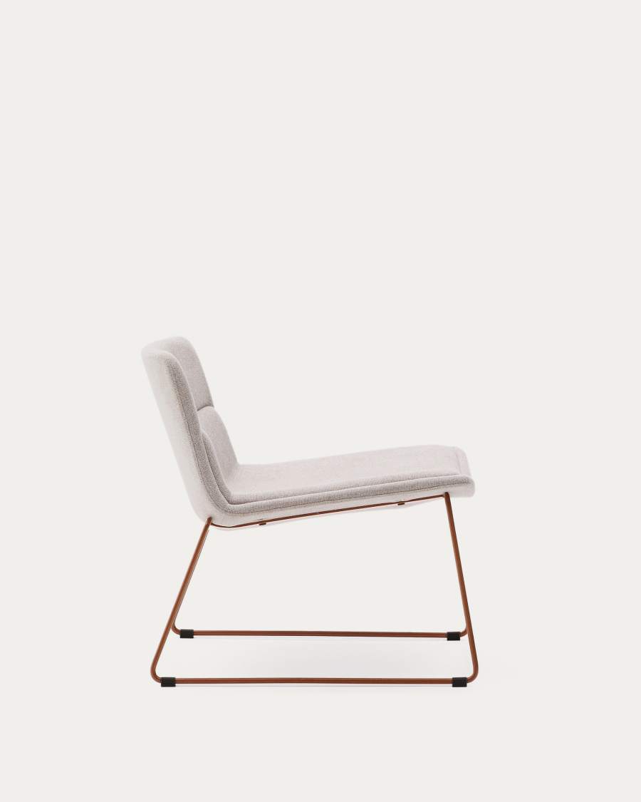 Poltrona Zahara beige con gambe in acciaio e finitura in terracotta 100% FSC